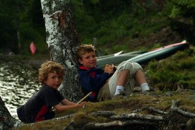 2 kinderen in het bos tegen een boom